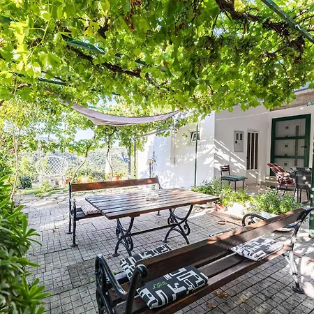 4 Bedroom Awesome Home In Gornja Brela Casa de Férias