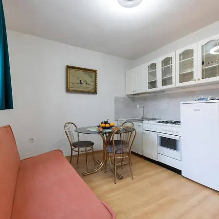 4 Bedroom Awesome Home In Gornja Brela Casa de Férias