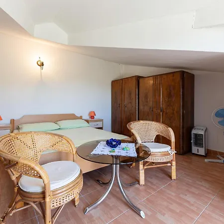 4 Bedroom Awesome Home In Gornja Brela Casa de Férias *