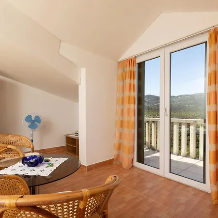 Casa de Férias 4 Bedroom Awesome Home In Gornja Brela *
