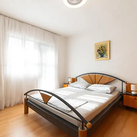 4 Bedroom Awesome Home In Gornja Brela Casa de Férias Gornja Brela