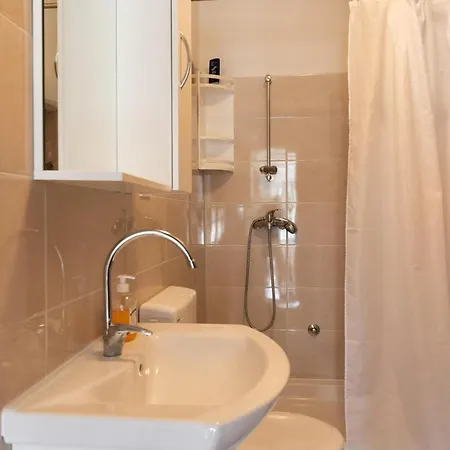 4 Bedroom Awesome Home In Gornja Brela Casa de Férias